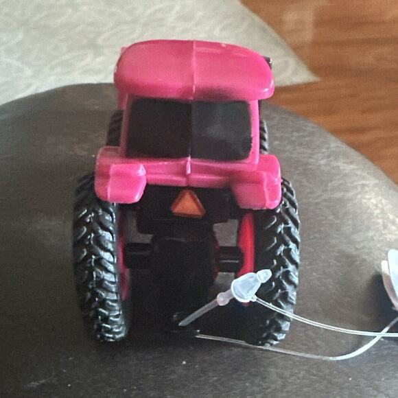 1/64 ERTL Collect N Play Case IH Pink Tractor with Loader, ZFN46705 - Picture 8 of 9
